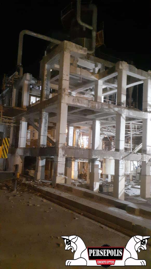 برش و جمع کردن اسکلت بتنی ساختمان ۴طبقه در شرکت نمک سپید دانه سروستان استان فارس